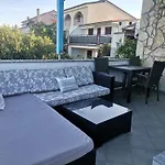 아파트 Apartmani Omisalj 오미살즈