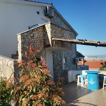 Apartmani Omisalj דירה *